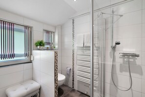 Douche, séchoir à cheveux, serviettes fournies