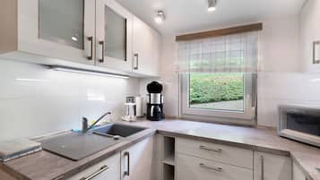 Jääkaappi, mikroaaltouuni, uuni, liesi