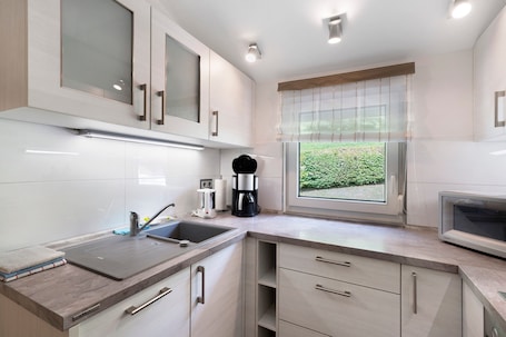 Fridge, microwave, oven, stovetop. Enztalblick Apartment with Private Terrace, Shared Garden and Wi-Fi