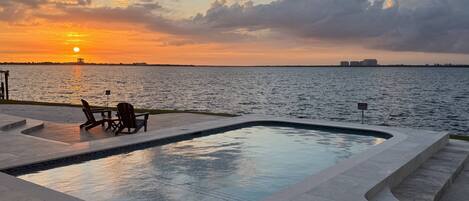 حمّام سباحة مُدفَّأ