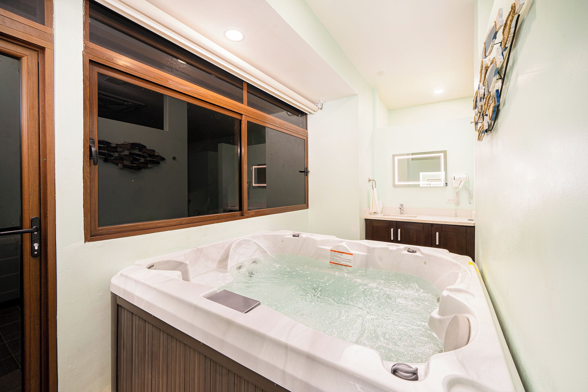 ดีลักซ์บังกะโล | ห้องน้ำ | ไดร์เป่าผม, ผ้าเช็ดตัว, สบู่, ยาสระผม