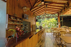 2 bars/lounges