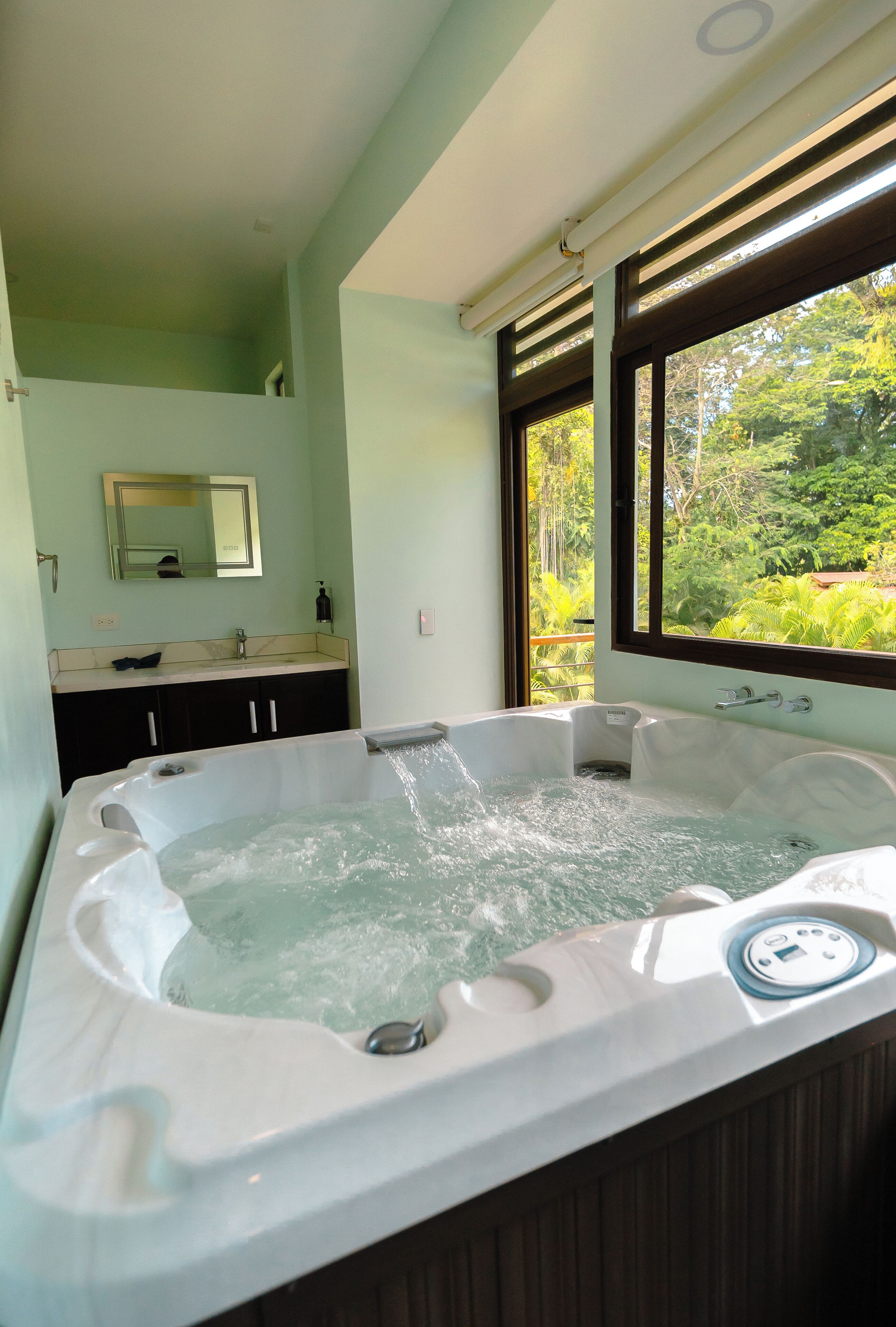 Bungalow Deluxe | Salle de bain | Séchoir à cheveux, serviettes fournies, savon, shampooing