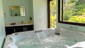 Bungalow Deluxe | Salle de bain | Séchoir à cheveux, serviettes fournies, savon, shampooing