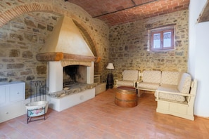 Apartamento básico | Área de estar | TV de tela plana 32 polegadas com canais a cabo