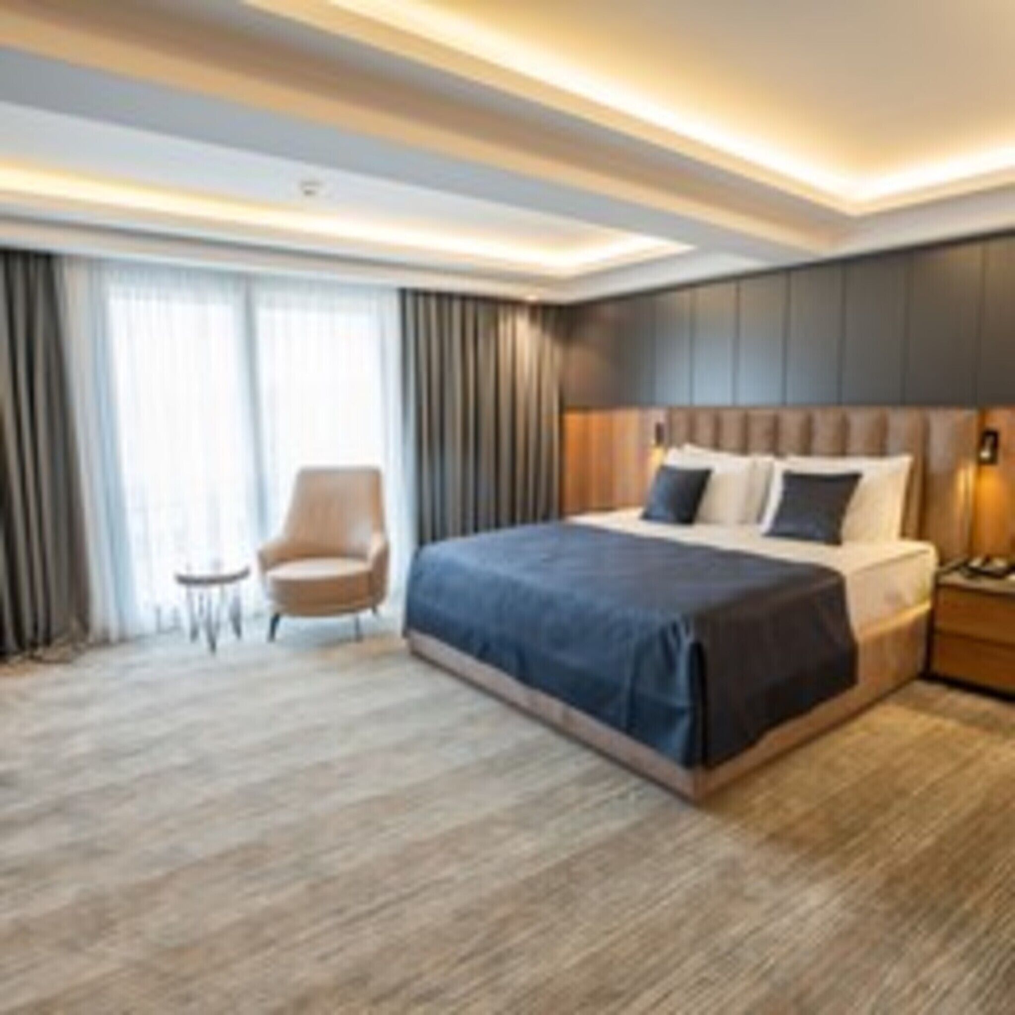In-room safe, desk, WiFi (free)