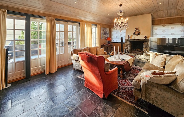 Smart TV, fireplace