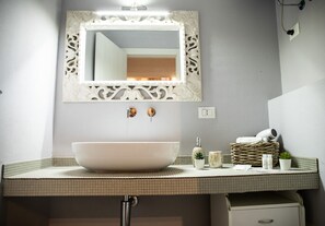 シャワー、ヘアドライヤー、タオル、石鹸