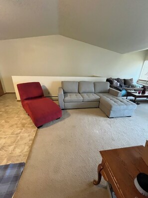 Living area - NFL DRAFT ONLY Charming 2-bedroom apartment in lovely Neenah with AC, WiFi (Neenah)