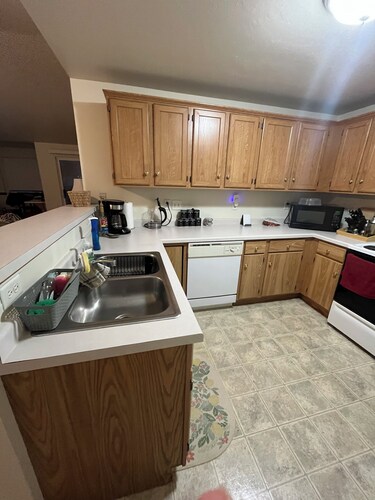 NFL DRAFT ONLY Charming 2-bedroom apartment in lovely Neenah with AC, WiFi