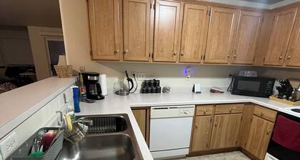 NFL DRAFT ONLY Charming 2-bedroom apartment in lovely Neenah with AC, WiFi