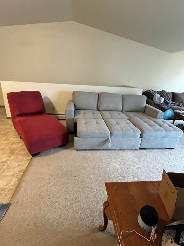 Living area - NFL DRAFT ONLY Charming 2-bedroom apartment in lovely Neenah with AC, WiFi (Neenah)