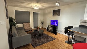 디럭스 아파트, 주방, 1층 | 거실 공간 | 디지털 채널 시청이 가능한 40인치 LED TV, 넷플릭스,   유료 영화