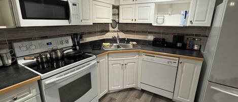 Apartemen Deluks, dapur, lantai dasar | Dapur pribadi | Mesin pembuat kopi/teh dan ketel listrik