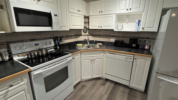 Căn hộ Deluxe, bếp, tầng trệt | Bếp riêng | Dụng cụ pha cà phê/trà, ấm điện 