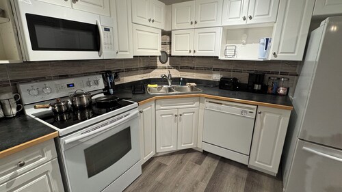 MainFloorCondo CozyFurnished Independent