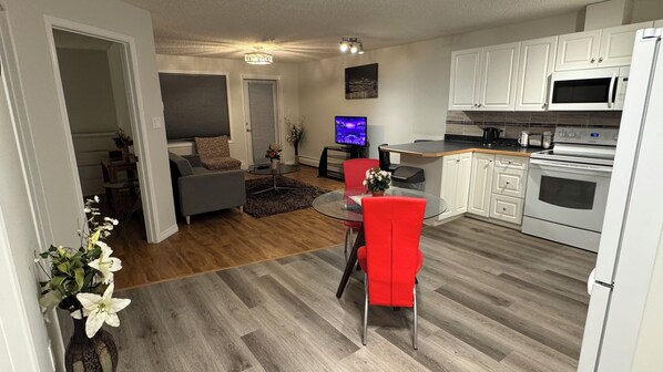 Apartemen Deluks, dapur, lantai dasar | Area keluarga | TV LED, Netflix, film berbayar, dan layanan streaming