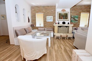 TV, fireplace - M.A Luxury Villa With Pool (Porto Heli)