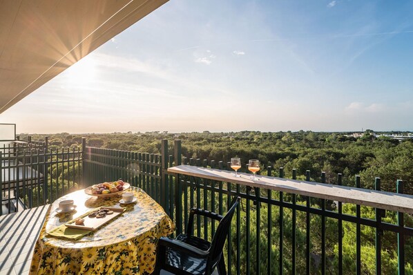 Outdoor dining - Great apartment in a beautiful and modern residence with pool and solarium (Bibione)