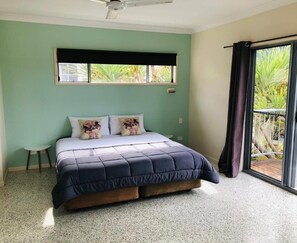 羽绒被、办公桌、笔记本电脑工作区、免费 WiFi