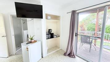 Dobbelt- eller tomannsrom – business, balkong | Dundyner, skrivebord, skrivebord for bærbar PC og wi-fi (inkludert)