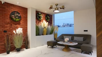 Área de estar no saguão