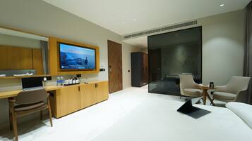 Royal-sviitti, parveke | Ylelliset vuodevaatteet, memory foam -patjalliset sängyt, minibaari