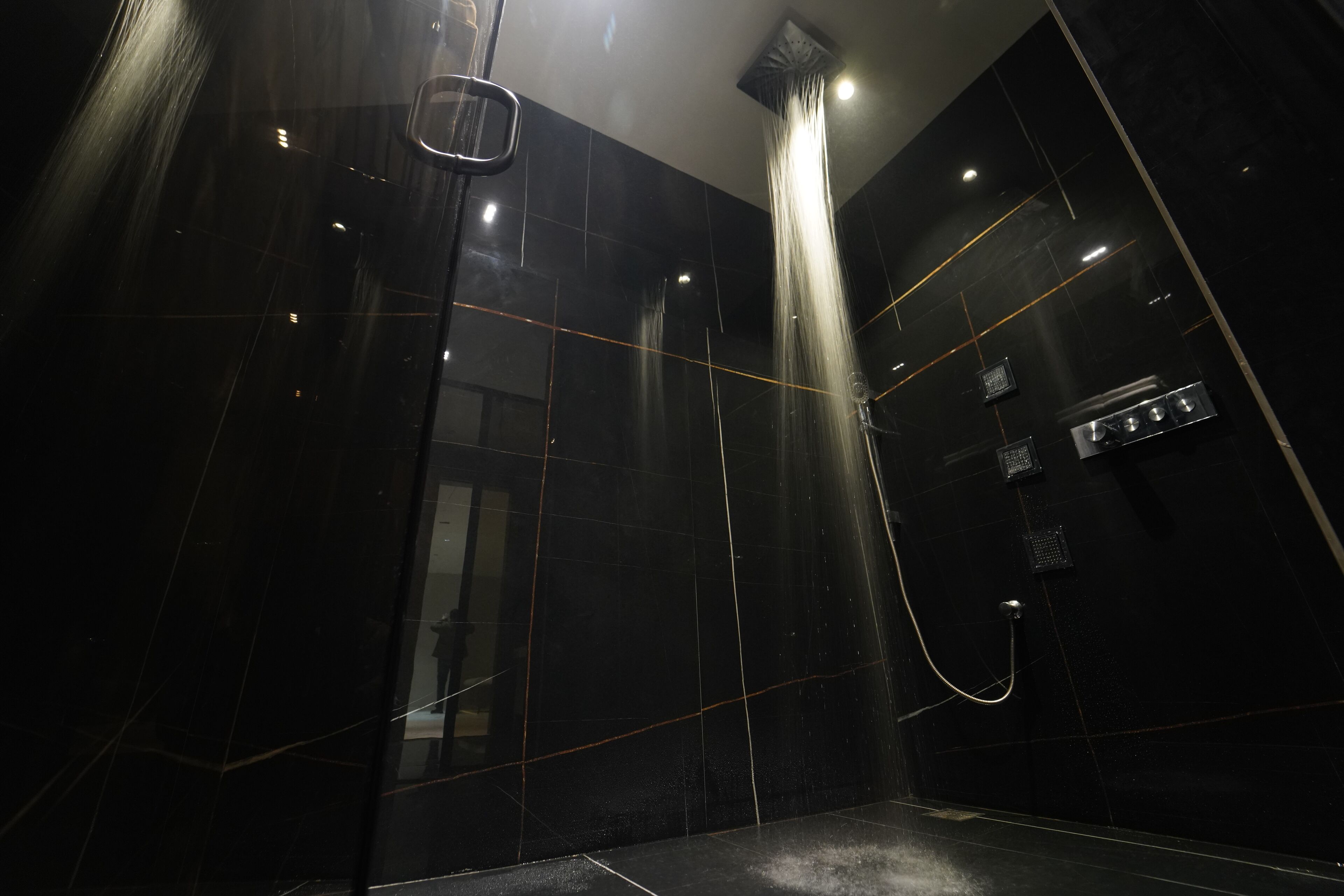 Grand-suite - udsigt til pool | Badeværelse | Hjemmesko, håndklæder, Sæbe, Shampoo