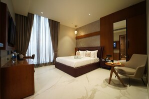 Chambre Exécutive, vue ville | Literie de qualité supérieure, matelas mémoire de forme, minibar, bureau