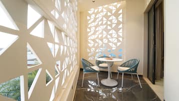 Quarto premium, sacada, vista para a piscina | Vista da sacada