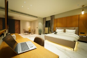 Suite Grand, vistas a la piscina | Ropa de cama de alta calidad, colchones viscoelásticos, minibar