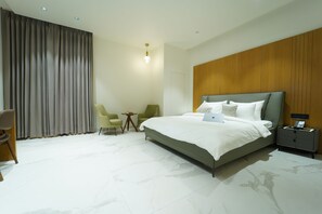 Rom – premium, balkong, bassengutsikt | Sengetøy av topp kvalitet, memory foam-senger, minibar og skrivebord