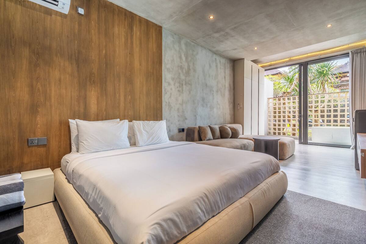 Standard Studio, 1 King Bed, Terrace | In-room safe, desk, laptop workspace, blackout drapes
