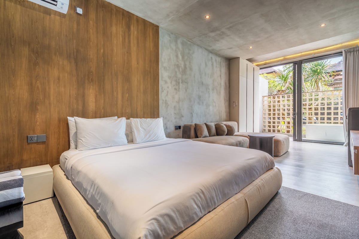 Standard Studio, 1 King Bed, Terrace | 1 bedroom, in-room safe, desk, laptop workspace