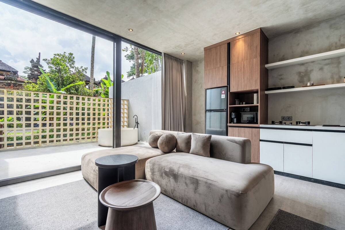 Family Studio, 1 King Bed, Kitchen | In-room safe, desk, laptop workspace, blackout drapes