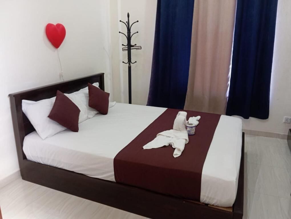 Escritorio, espacio para trabajar con laptop y wifi gratis 