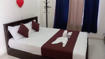 Escritorio, espacio para trabajar con laptop y wifi gratis