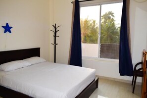 Skrivebord, skrivebord for bærbar PC og wi-fi (inkludert)