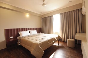 3 sovrum, skrivbord, gratis wi-fi och sängkläder