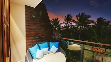 Habitación doble Deluxe, balcón, vista a la playa | Minibar, caja de seguridad en la habitación y escritorio