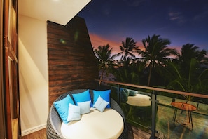 Doppia Deluxe, balcone, vista spiaggia | 1 camera, minibar, una cassaforte in camera, una scrivania