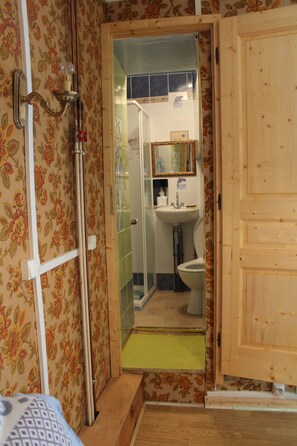 Sèche-cheveux, savon, papier toilette