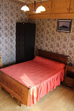 1 غرفة نوم ومكواة/لوح كي وملاءات أسرّة