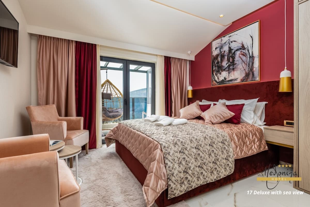 Deluxe tweepersoonskamer, balkon, uitzicht op zee | 1 slaapkamer, een kluis op de kamer, verduisterende gordijnen