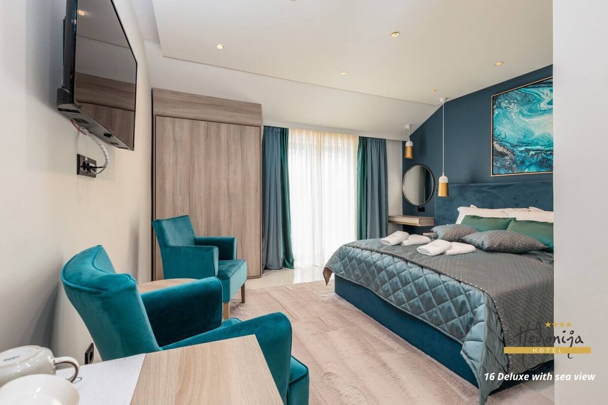 Deluxe tweepersoonskamer, balkon, uitzicht op zee | 1 slaapkamer, een kluis op de kamer, verduisterende gordijnen
