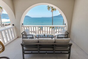 Suíte luxo, 1 cama de casal e sofá-cama, sacada, vista para o mar | Terraço/pátio