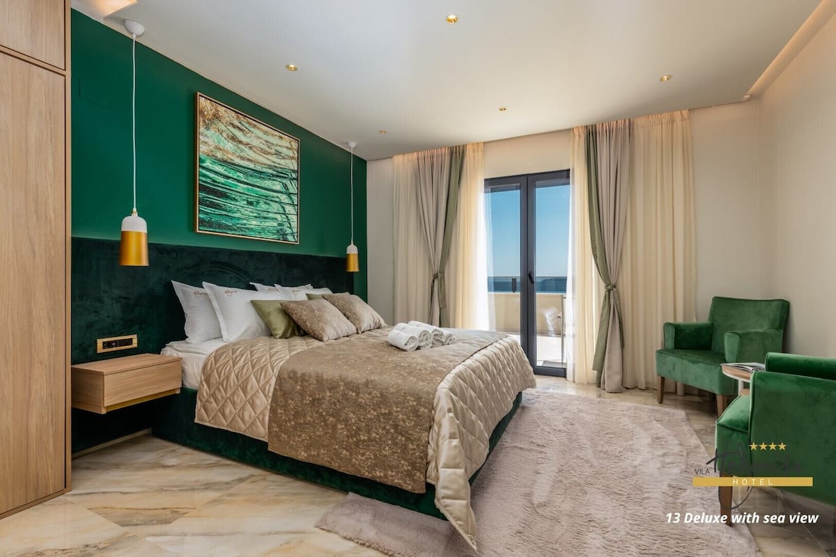Deluxe tweepersoonskamer, balkon, uitzicht op zee | 1 slaapkamer, een kluis op de kamer, verduisterende gordijnen