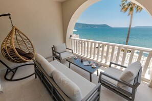 Suite Deluxe, 1 lit double et 1 canapé-lit, balcon, vue sur la mer | Terrasse/patio