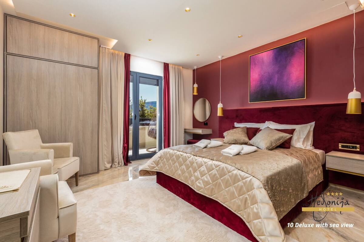 Deluxe tweepersoonskamer, balkon, uitzicht op zee | 1 slaapkamer, een kluis op de kamer, verduisterende gordijnen