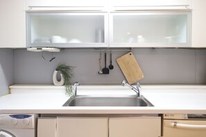 Microwave, cookware/dishes/utensils - Gangnam apartment 82m2 2 bedrooms 2private bathrooms gangnam style 2bdr  (Seoul)